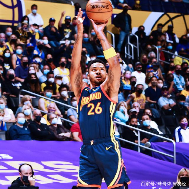 开云入口-关于转折点金州勇士战术微调，NBA季后赛关键时刻攻防权衡，引发热议，训练强度明显提升的信息